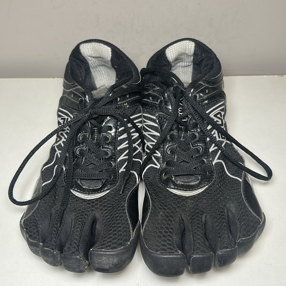 Fila barefoot skeletoes Black and White Sneakers with toes - Picture 1 of 8